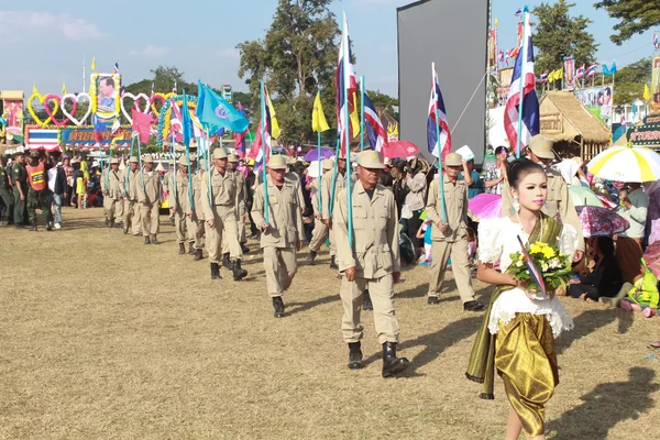 Mahasarakham, Tayland - 20 Aralık: 20,2013 içinde Mahasarakham, Tayland Aralık'ta Tayland geleneğinde geçit töreni