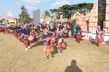 Mahasarakham, Tayland - 20 Aralık: 20,2013 içinde Mahasarakham, Tayland Aralık'ta Tayland geleneğinde geçit töreni
