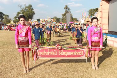 Mahasarakham, Tayland - 20 Aralık: 20,2013 içinde Mahasarakham, Tayland Aralık'ta Tayland geleneğinde geçit töreni