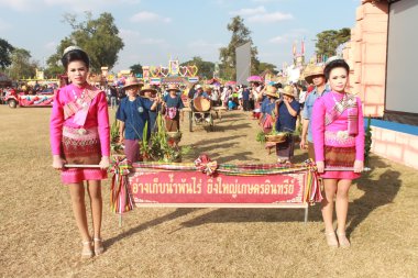 Mahasarakham, Tayland - 20 Aralık: 20,2013 içinde Mahasarakham, Tayland Aralık'ta Tayland geleneğinde geçit töreni