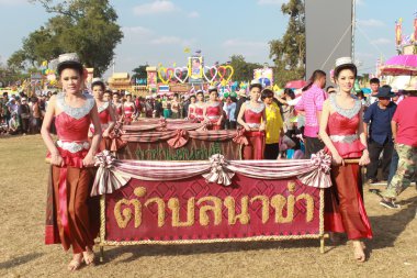 Mahasarakham, Tayland - 20 Aralık: 20,2013 içinde Mahasarakham, Tayland Aralık'ta Tayland geleneğinde geçit töreni