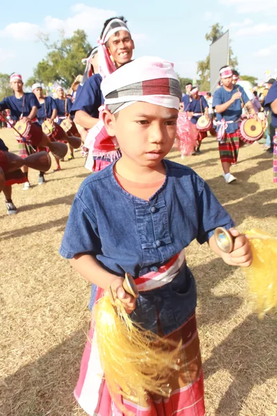 MAHASARAKHAM, THAILAND - 20 DE DEZEMBRO: Parada na tradição da Tailândia em 20 de dezembro de 2013 em Mahasarakham, Tailândia — Fotografia de Stock