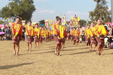 Mahasarakham, Tayland - 20 Aralık: 20,2013 içinde Mahasarakham, Tayland Aralık'ta Tayland geleneğinde geçit töreni