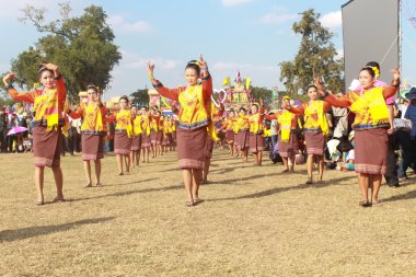 Mahasarakham, Tayland - 20 Aralık: 20,2013 içinde Mahasarakham, Tayland Aralık'ta Tayland geleneğinde geçit töreni
