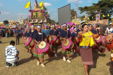 Mahasarakham, Tayland - 20 Aralık: 20,2013 içinde Mahasarakham, Tayland Aralık'ta Tayland geleneğinde geçit töreni