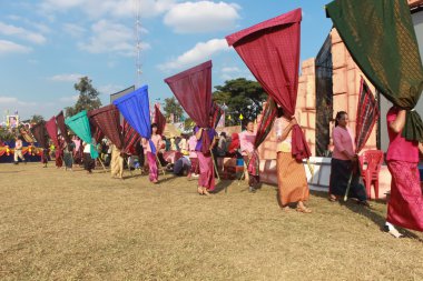 Mahasarakham, Tayland - 20 Aralık: 20,2013 içinde Mahasarakham, Tayland Aralık'ta Tayland geleneğinde geçit töreni