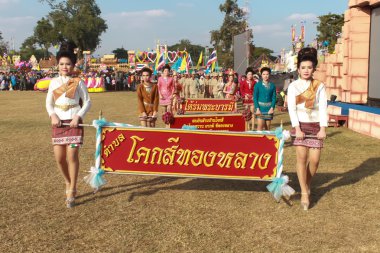 Mahasarakham, Tayland - 20 Aralık: 20,2013 içinde Mahasarakham, Tayland Aralık'ta Tayland geleneğinde geçit töreni