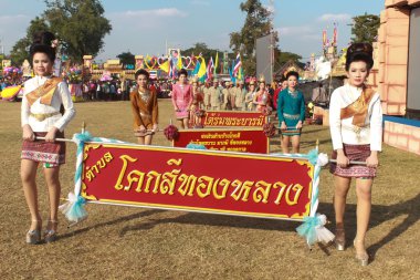 Mahasarakham, Tayland - 20 Aralık: 20,2013 içinde Mahasarakham, Tayland Aralık'ta Tayland geleneğinde geçit töreni