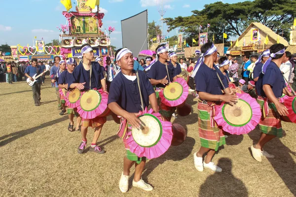 MAHASARAKHAM, THAILAND - 20 DE DEZEMBRO: Parada na tradição da Tailândia em 20 de dezembro de 2013 em Mahasarakham, Tailândia — Fotografia de Stock