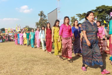 Mahasarakham, Tayland - 20 Aralık: 20,2013 içinde Mahasarakham, Tayland Aralık'ta Tayland geleneğinde geçit töreni