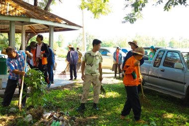 Mahasarakham, Tayland - 19 Eylül: Öğretmen ve öğrencilerin birlikte parkta Eylül'temizlemek için 19,2014 Mahasarakham, Tayland