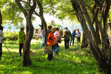 Mahasarakham, Tayland - 19 Eylül: Öğretmen ve öğrencilerin birlikte parkta Eylül'temizlemek için 19,2014 Mahasarakham, Tayland