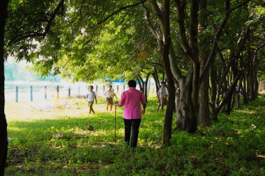 Mahasarakham, Tayland - 19 Eylül: Öğretmen ve öğrencilerin birlikte parkta Eylül'temizlemek için 19,2014 Mahasarakham, Tayland