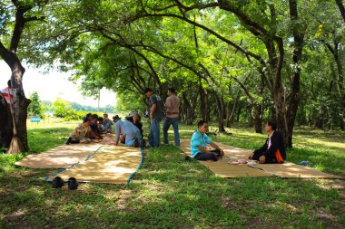 Mahasarakham, Tayland - 19 Eylül: Öğretmen ve öğrencilerin birlikte parkta Eylül'temizlemek için 19,2014 Mahasarakham, Tayland