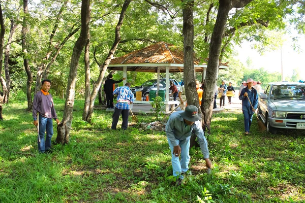 Mahasarakham, thailand - 19. September: Lehrer und Schüler säubern gemeinsam den Park am 19. September 2014 in mahasarakham, thailand — Stockfoto
