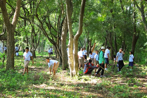 MAHASARAKHAM, TAILANDIA - 19 DE SEPTIEMBRE: Maestros y estudiantes juntos para limpiar el parque el 19 de septiembre de 2014 en Mahasarakham, Tailandia — Foto de Stock