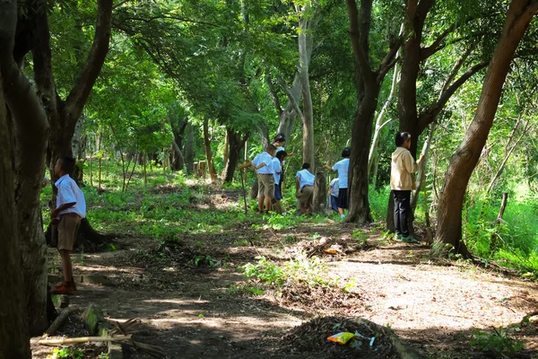 Gebied, Thailand - 19 September: Leraren en studenten samen te reinigen van het park op September 19,2014 in gebied, Thailand — Stockfoto