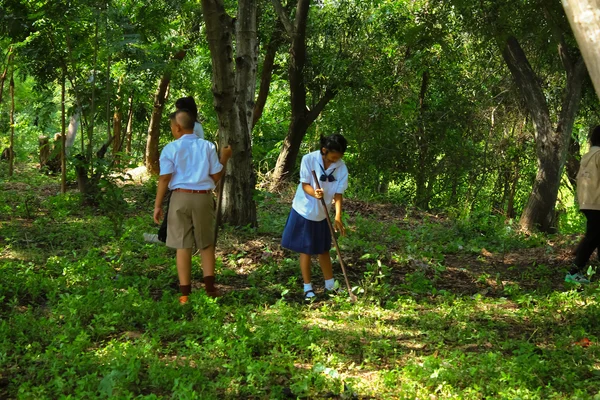 Mahasarakham, Tayland - 19 Eylül: Öğretmen ve öğrencilerin birlikte parkta Eylül'temizlemek için 19,2014 Mahasarakham, Tayland