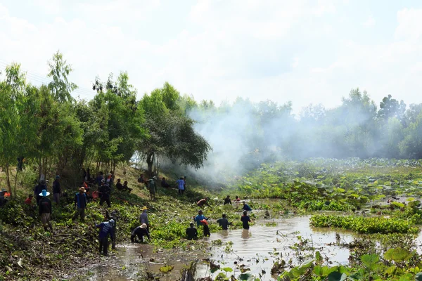 MAHASARAKHAM, TAILANDIA - 6 DE NOVIEMBRE: La gente está dragando el suministro público de agua el 6 de noviembre de 2014 en Mahasarakham, Tailandia —  Fotos de Stock