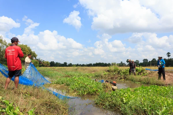 Mahasarakham, Thailand - 6 November: Människor muddring allmänheten bevattnar tillförsel på November 6,2014 i Mahasarakham, Thailand — Stockfoto