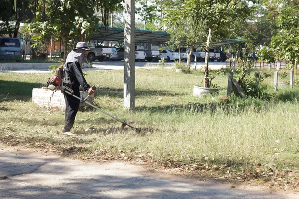 Worker cutting grass — Stock Photo, Image