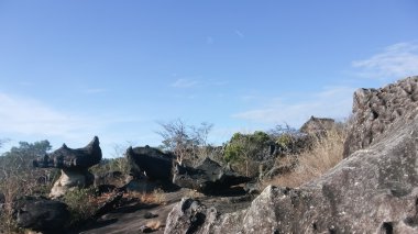 Mavi gökyüzü ile taş avlu