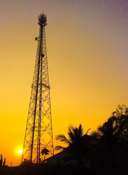 Antena de recepção com céu laranja — Fotografia de Stock