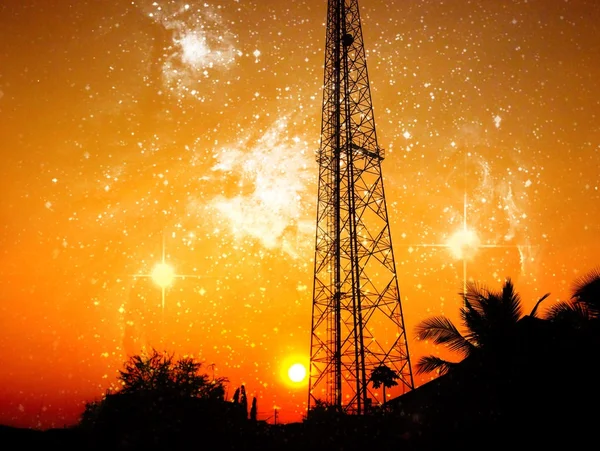 Antenna di ricezione con cielo arancione e galassia — Foto Stock