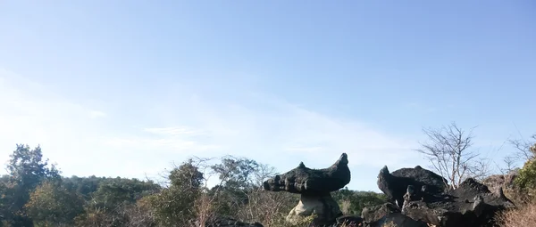 Steinhof mit blauem Himmel — Stockfoto