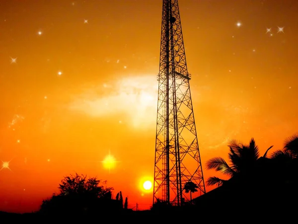 Antena de recepción con cielo naranja y galaxia —  Fotos de Stock