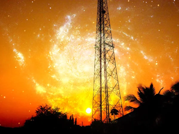 Mottagning antenn med orange himlen och galaxen — Stockfoto