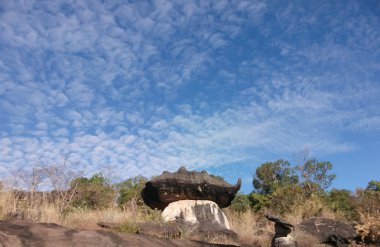 Mavi gökyüzü ile taş avlu