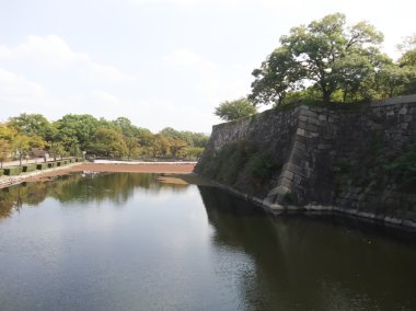 Mavi gökyüzü ile gölet