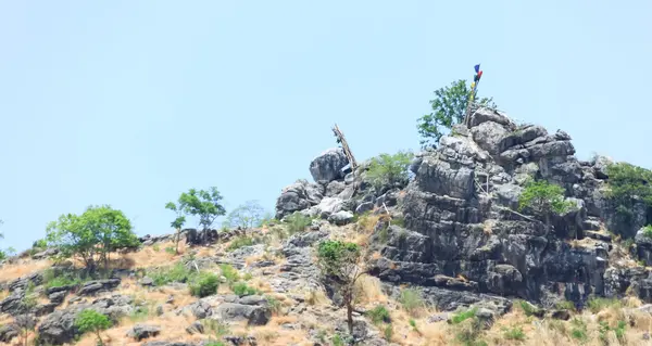 Montaña rocosa con cielo azul — Foto de Stock