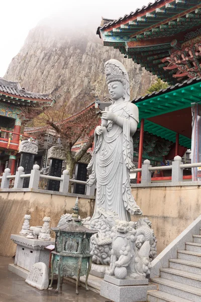 Estatua de Guanyin en el templo en la isla de Jeju Corea del Sur — Foto de Stock