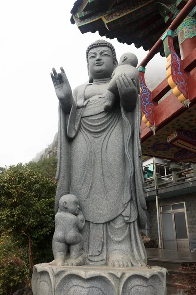 Boeddha standbeeld bedrijf baby op eiland Jeju-Zuid-Korea — Stockfoto