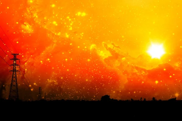 銀河のオレンジ色の空ととうもろこし畑の高電圧電源ポール中央 — ストック写真