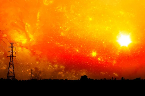 Yüksek gerilim güç pole ortasında turuncu gökyüzü ve galaxy ile mısır tarlası — Stok fotoğraf