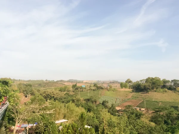 Montagnes avec ciel bleu — Photo