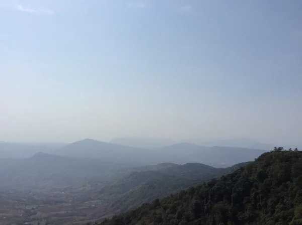 Mavi gökyüzü ile Dağları — Stok fotoğraf