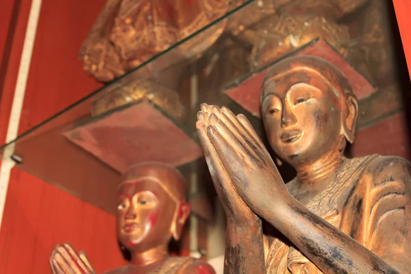 Buddha statue with hands clasped — Stock Photo, Image