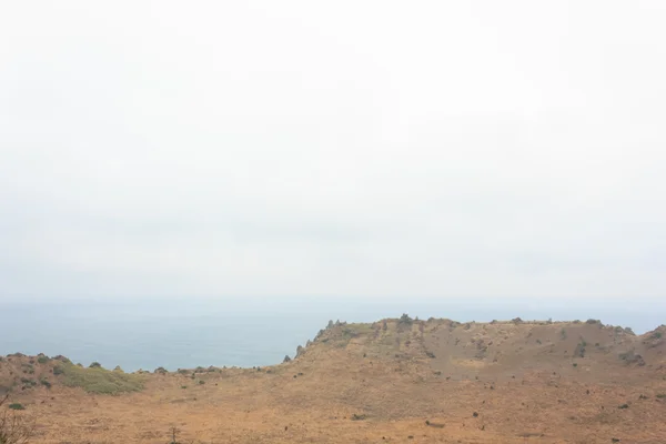 Kratern med blå havet på jeju island Sydkorea — Stockfoto