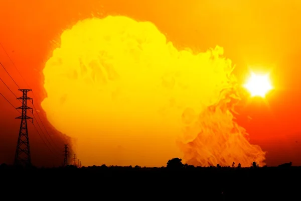 Hoogspanning stok met een vlam branden zonsondergang — Stockfoto