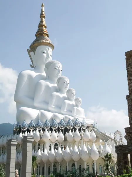 Statue blanche de Bouddha avec ciel bleu dans le temple — Photo