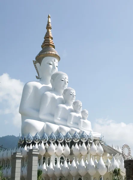 Beyaz Buda heykeli mavi gökyüzü Tapınağı ile — Stok fotoğraf