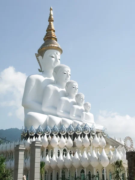 Vit staty av Buddha med blå himmel i templet — Stockfoto