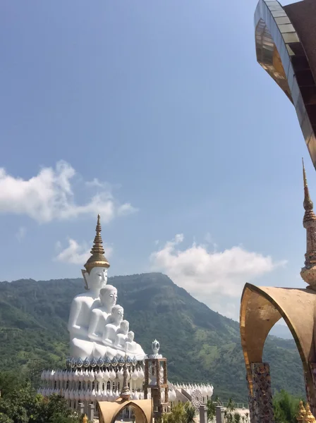 Statua bianca di Buddha con cielo blu nel tempio — Foto Stock