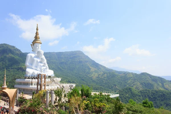 Vit staty av Buddha med blå himmel i templet — Stockfoto