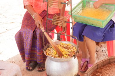 Kadınlar gösteri üretim ipek konu