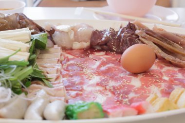 Domuz eti bir tabakta Yumurta